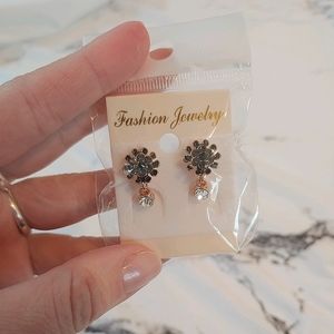 Flower teardrop earrings (clip-on)